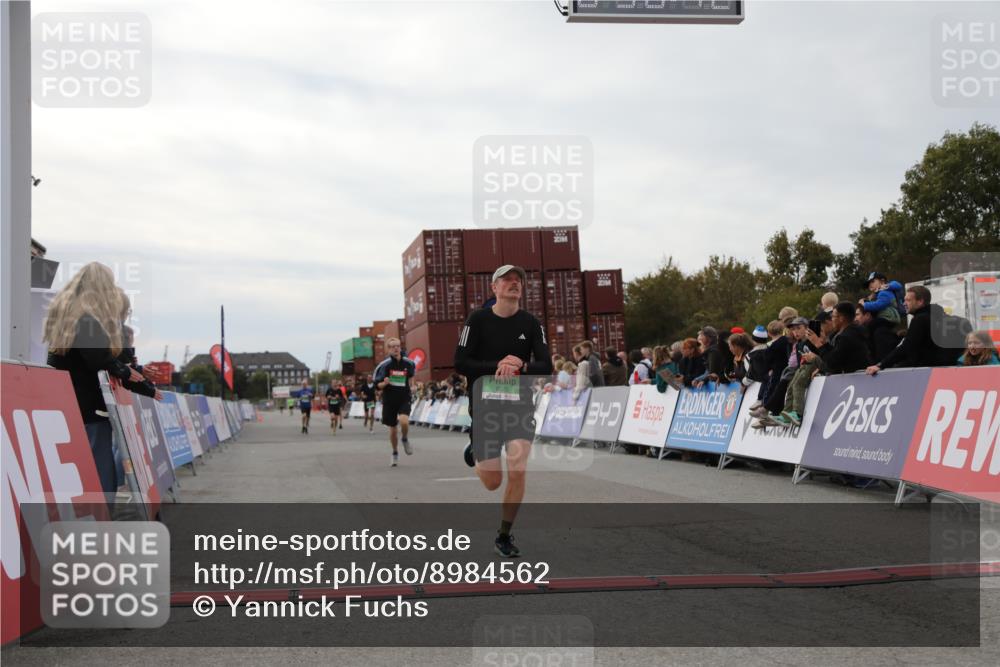03.10.2025 - Köhlbrandbrückenlauf Yannick Fuchs http://msf.ph/oto/8984562 03.10.2025 15:56:10 Ziel 7012, 7046, 7128, 7170, 8820, 8976, 9525 meine-sportfotos.de