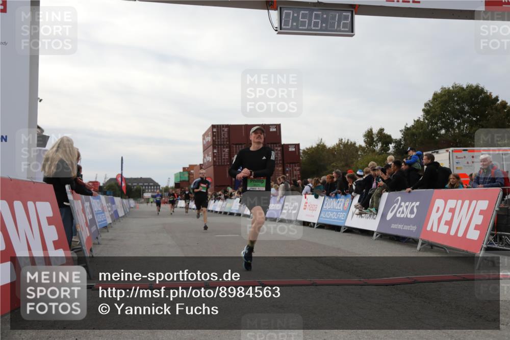 03.10.2025 - Köhlbrandbrückenlauf Yannick Fuchs http://msf.ph/oto/8984563 03.10.2025 15:56:10 Ziel 7012, 7046, 7128, 7170, 8820, 8976, 9525 meine-sportfotos.de