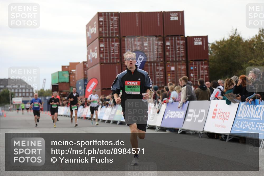 03.10.2025 - Köhlbrandbrückenlauf Yannick Fuchs http://msf.ph/oto/8984571 03.10.2025 15:56:12 Ziel 7046, 7079, 7128, 7170, 8820, 8976, 9525 meine-sportfotos.de