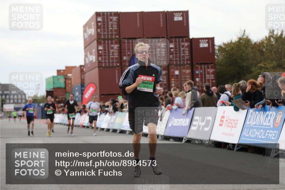 03.10.2025 - Köhlbrandbrückenlauf Yannick Fuchs http://msf.ph/oto/8984573 03.10.2025 15:56:12 Ziel 7046, 7079, 7128, 7170, 8820, 8976, 9525 meine-sportfotos.de