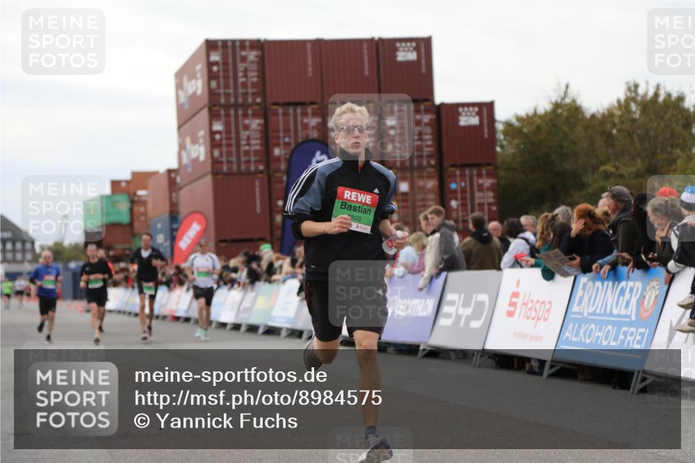 03.10.2025 - Köhlbrandbrückenlauf Yannick Fuchs http://msf.ph/oto/8984575 03.10.2025 15:56:12 Ziel 7046, 7079, 7128, 7170, 8820, 8976, 9525 meine-sportfotos.de