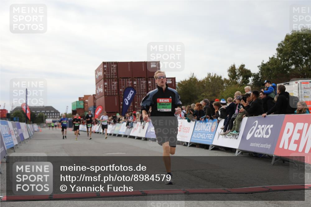 03.10.2025 - Köhlbrandbrückenlauf Yannick Fuchs http://msf.ph/oto/8984579 03.10.2025 15:56:12 Ziel 7046, 7079, 7128, 7170, 8820, 8976, 9525 meine-sportfotos.de