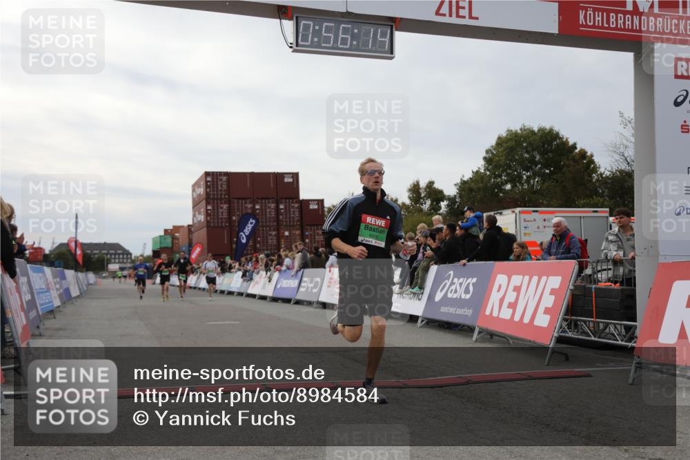 03.10.2025 - Köhlbrandbrückenlauf Yannick Fuchs http://msf.ph/oto/8984584 03.10.2025 15:56:13 Ziel 7046, 7079, 7128, 7170, 8820, 8976, 9525, 9559 meine-sportfotos.de