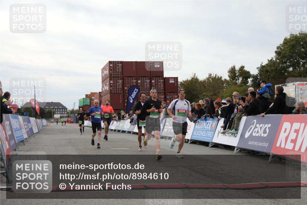 03.10.2025 - Köhlbrandbrückenlauf Yannick Fuchs http://msf.ph/oto/8984610 03.10.2025 15:56:16 Ziel 7046, 7079, 7128, 7170, 8820, 8976, 9559 meine-sportfotos.de