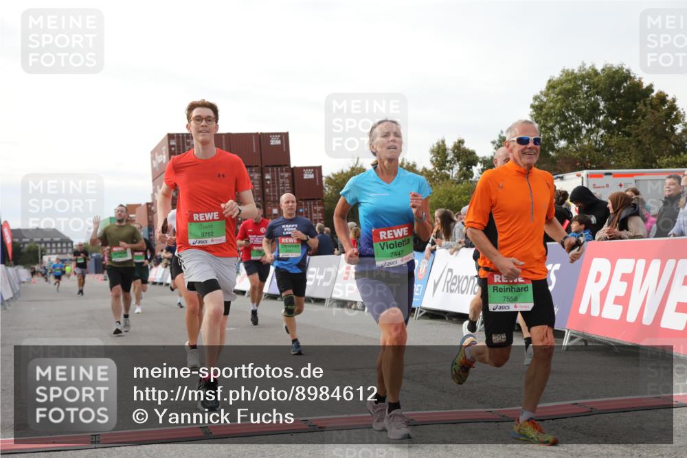 03.10.2025 - Köhlbrandbrückenlauf Yannick Fuchs http://msf.ph/oto/8984612 03.10.2025 16:09:19 Ziel 7395, 7447, 7558, 7702, 7822, 8541, 8788, 8823, 9019, 9151, 9334, 9470, 9752, 9753 meine-sportfotos.de