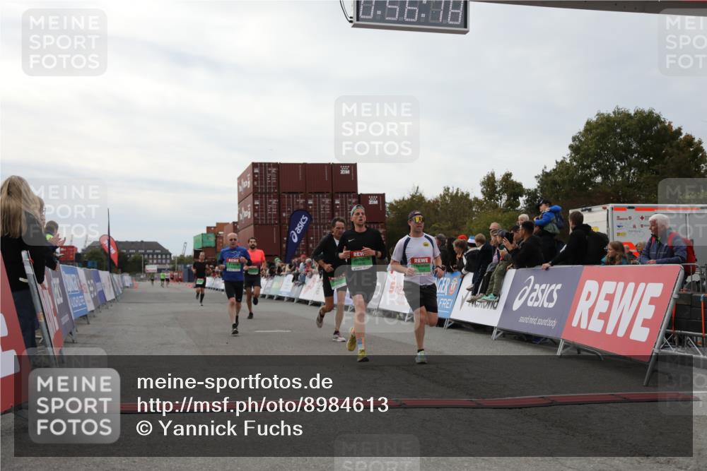 03.10.2025 - Köhlbrandbrückenlauf Yannick Fuchs http://msf.ph/oto/8984613 03.10.2025 15:56:17 Ziel 7046, 7079, 7128, 7170, 8976, 9559 meine-sportfotos.de
