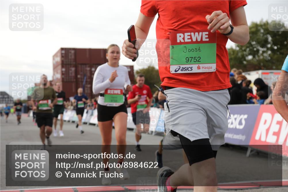 03.10.2025 - Köhlbrandbrückenlauf Yannick Fuchs http://msf.ph/oto/8984622 03.10.2025 16:09:20 Ziel 7345, 7395, 7447, 7558, 7702, 7822, 8541, 8788, 8823, 9019, 9151, 9334, 9470, 9752, 9753 meine-sportfotos.de