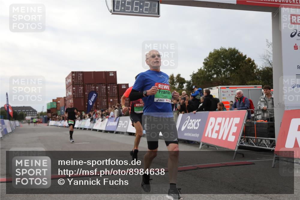 03.10.2025 - Köhlbrandbrückenlauf Yannick Fuchs http://msf.ph/oto/8984638 03.10.2025 15:56:19 Ziel 7046, 7079, 7128, 7170, 8976, 9559 meine-sportfotos.de
