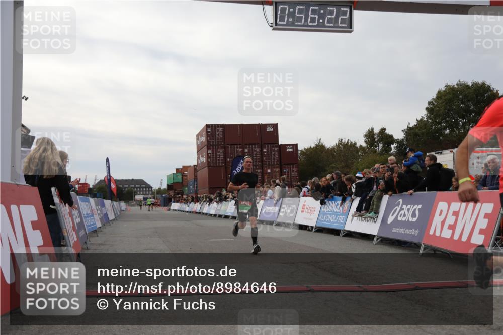 03.10.2025 - Köhlbrandbrückenlauf Yannick Fuchs http://msf.ph/oto/8984646 03.10.2025 15:56:20 Ziel 7046, 7079, 7128, 7170, 8976, 9559 meine-sportfotos.de