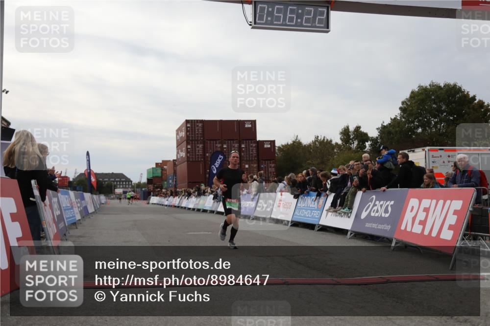 03.10.2025 - Köhlbrandbrückenlauf Yannick Fuchs http://msf.ph/oto/8984647 03.10.2025 15:56:21 Ziel 7046, 7079, 7128, 7170, 8976, 9559 meine-sportfotos.de