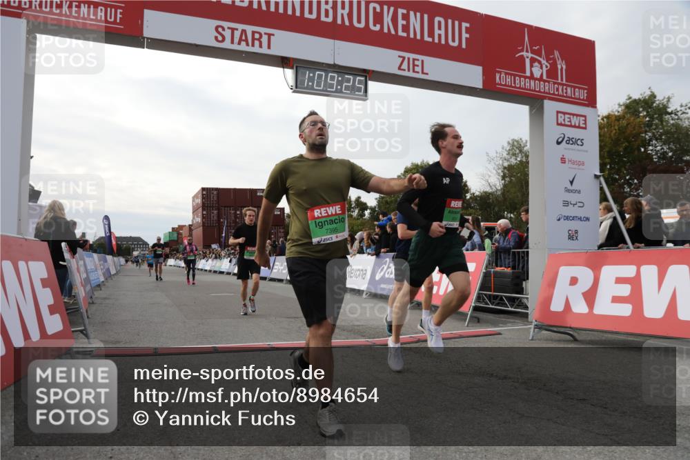 03.10.2025 - Köhlbrandbrückenlauf Yannick Fuchs http://msf.ph/oto/8984654 03.10.2025 16:09:23 Ziel 7345, 7395, 7447, 7609, 7702, 8541, 8788, 8823, 9151, 9334, 9410, 9470, 9752, 9753 meine-sportfotos.de