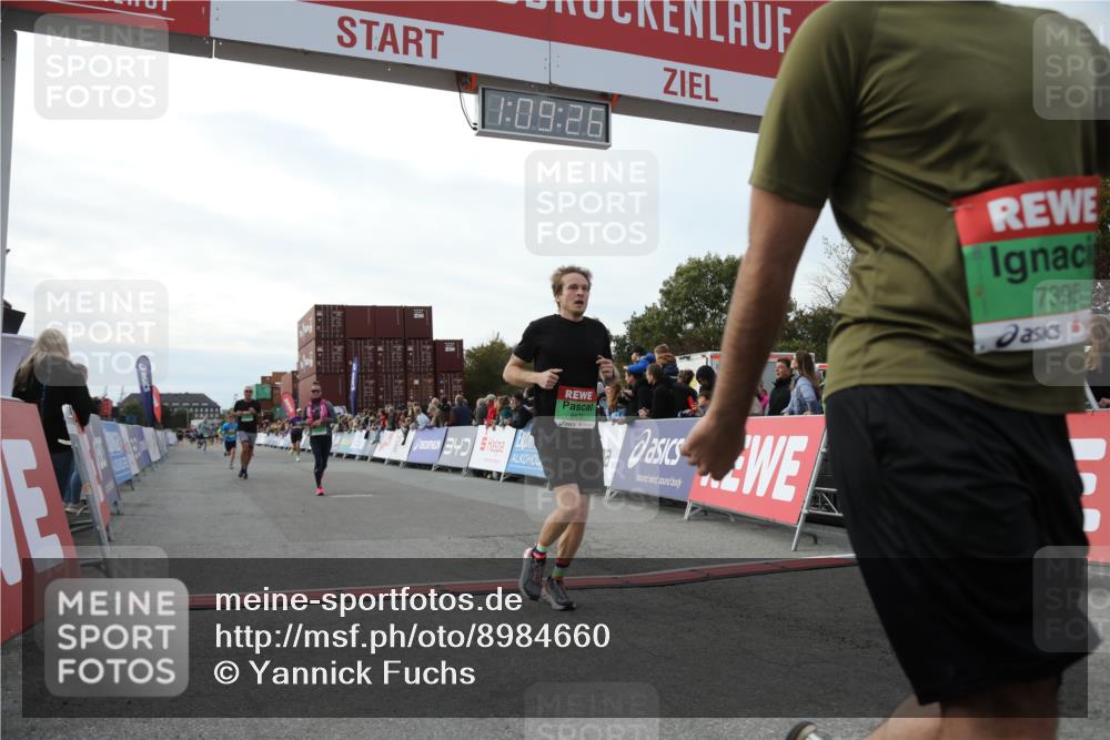 03.10.2025 - Köhlbrandbrückenlauf Yannick Fuchs http://msf.ph/oto/8984660 03.10.2025 16:09:24 Ziel 7345, 7395, 7609, 8541, 8788, 8823, 9151, 9334, 9410, 9470, 9753 meine-sportfotos.de
