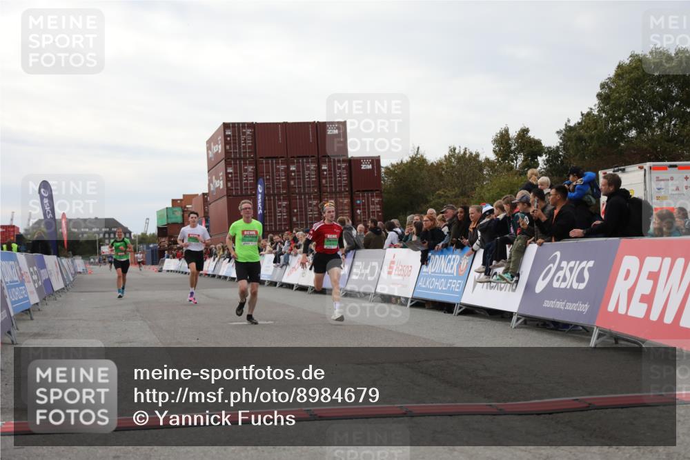 03.10.2025 - Köhlbrandbrückenlauf Yannick Fuchs http://msf.ph/oto/8984679 03.10.2025 15:56:35 Ziel 7092, 7166, 8782, 9182 meine-sportfotos.de