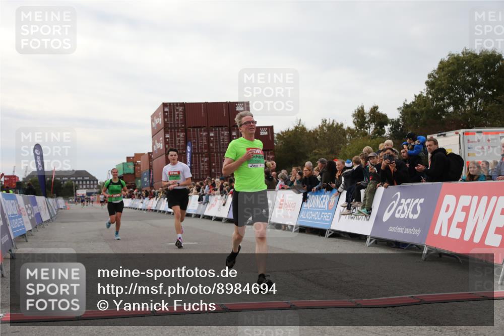 03.10.2025 - Köhlbrandbrückenlauf Yannick Fuchs http://msf.ph/oto/8984694 03.10.2025 15:56:37 Ziel 7092, 7166, 8782, 9182 meine-sportfotos.de