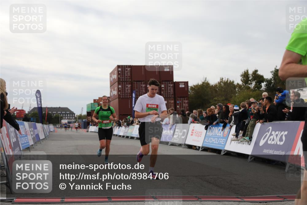 03.10.2025 - Köhlbrandbrückenlauf Yannick Fuchs http://msf.ph/oto/8984706 03.10.2025 15:56:38 Ziel 7092, 7166, 8782, 9182 meine-sportfotos.de