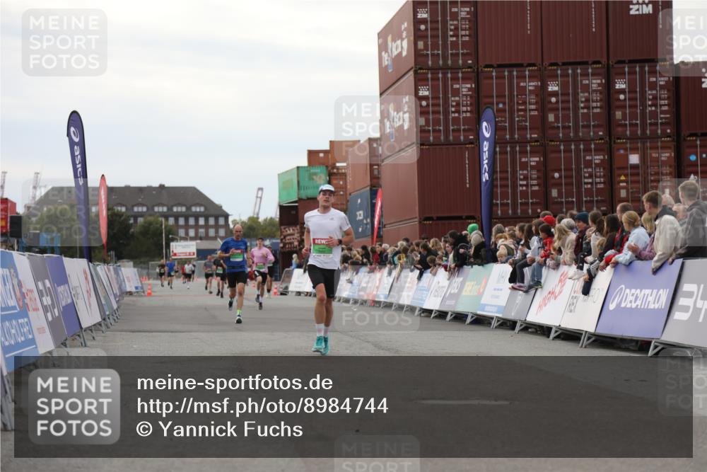 03.10.2025 - Köhlbrandbrückenlauf Yannick Fuchs http://msf.ph/oto/8984744 03.10.2025 15:56:49 Ziel 9226, 9664, 9665 meine-sportfotos.de