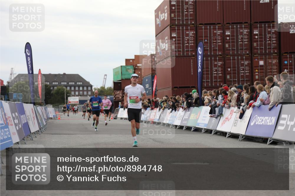 03.10.2025 - Köhlbrandbrückenlauf Yannick Fuchs http://msf.ph/oto/8984748 03.10.2025 15:56:49 Ziel 9226, 9664, 9665 meine-sportfotos.de