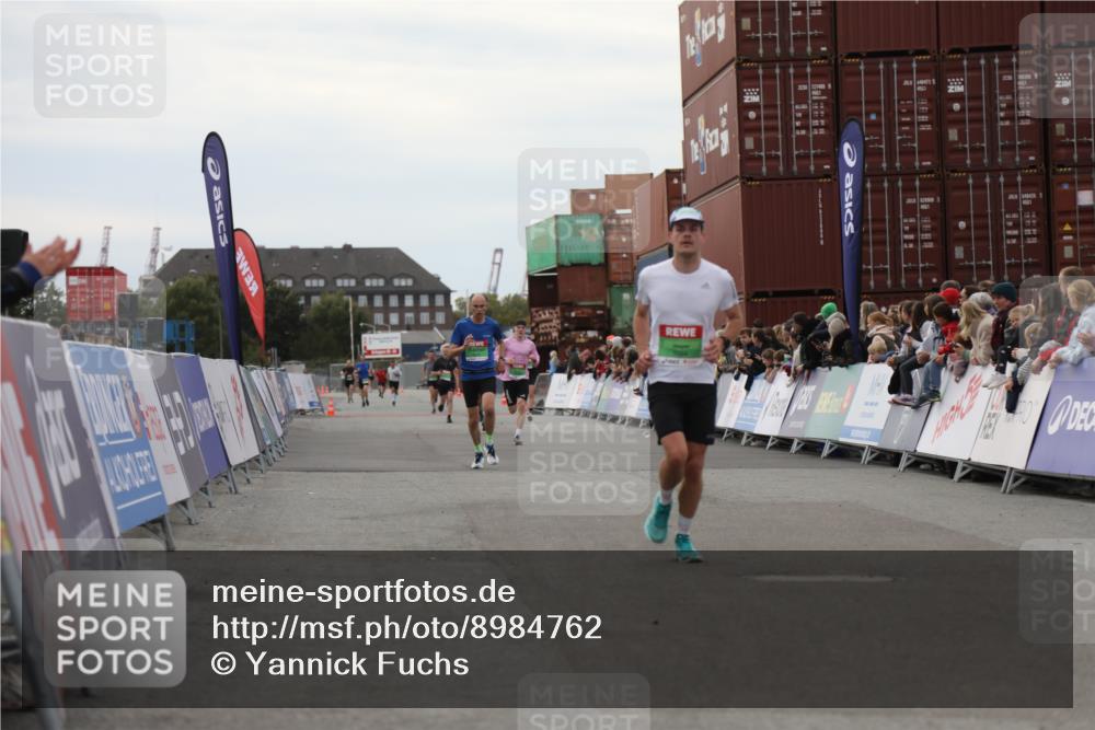 03.10.2025 - Köhlbrandbrückenlauf Yannick Fuchs http://msf.ph/oto/8984762 03.10.2025 15:56:50 Ziel 9226, 9664, 9665 meine-sportfotos.de