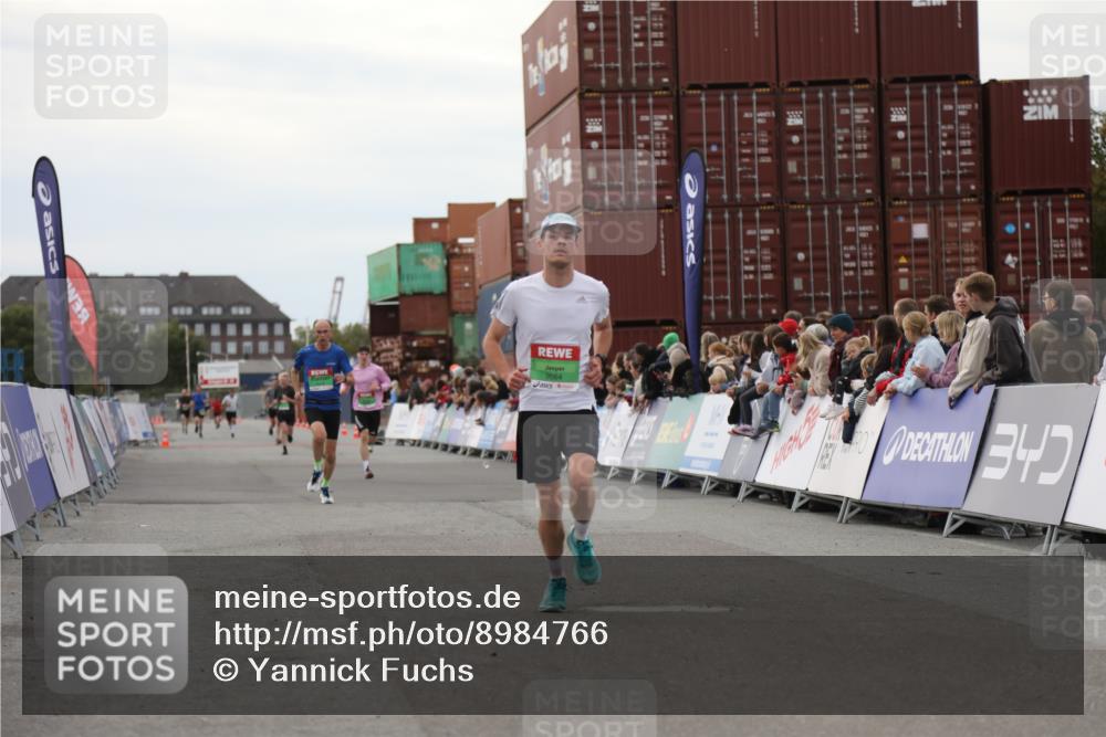 03.10.2025 - Köhlbrandbrückenlauf Yannick Fuchs http://msf.ph/oto/8984766 03.10.2025 15:56:51 Ziel 9226, 9664, 9665 meine-sportfotos.de