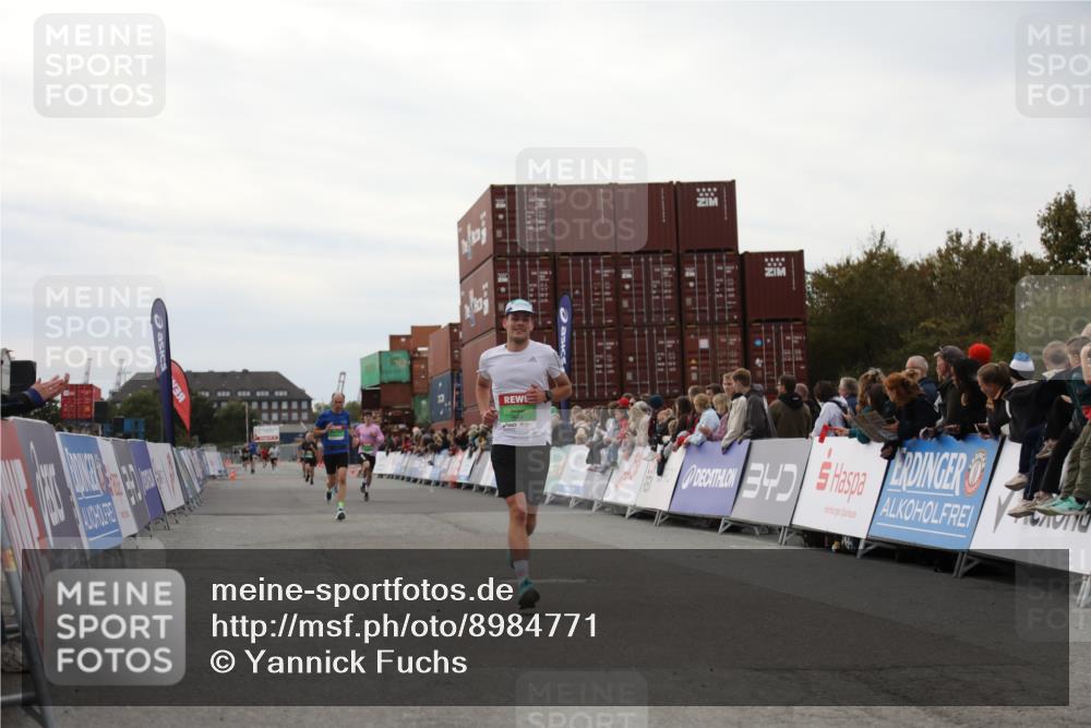 03.10.2025 - Köhlbrandbrückenlauf Yannick Fuchs http://msf.ph/oto/8984771 03.10.2025 15:56:51 Ziel 9226, 9664, 9665 meine-sportfotos.de