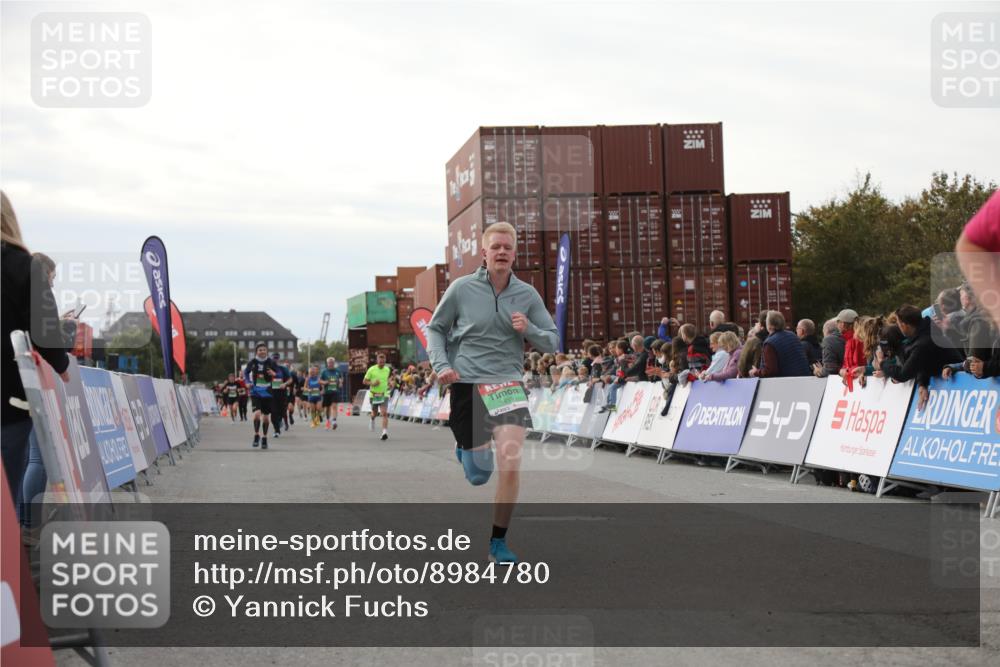 03.10.2025 - Köhlbrandbrückenlauf Yannick Fuchs http://msf.ph/oto/8984780 03.10.2025 16:09:33 Ziel 7609, 8984, 9150, 9301, 9410, 9419 meine-sportfotos.de