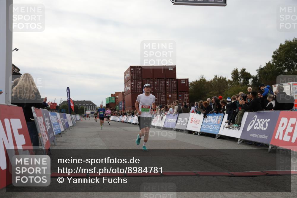 03.10.2025 - Köhlbrandbrückenlauf Yannick Fuchs http://msf.ph/oto/8984781 03.10.2025 15:56:52 Ziel 7882, 9226, 9664, 9665 meine-sportfotos.de