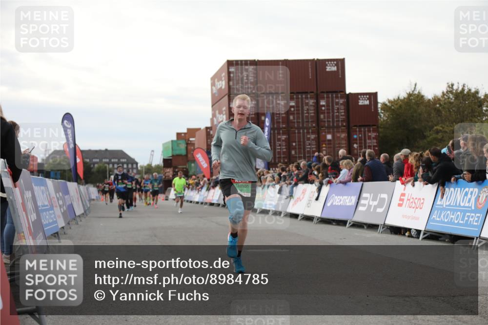 03.10.2025 - Köhlbrandbrückenlauf Yannick Fuchs http://msf.ph/oto/8984785 03.10.2025 16:09:33 Ziel 7609, 8984, 9150, 9301, 9410, 9419 meine-sportfotos.de