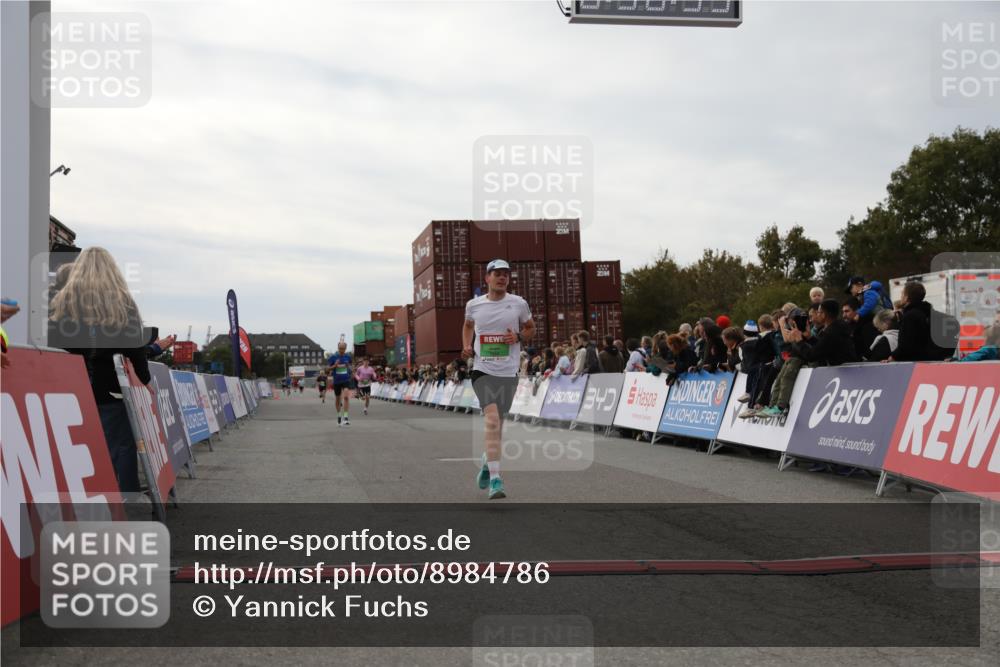 03.10.2025 - Köhlbrandbrückenlauf Yannick Fuchs http://msf.ph/oto/8984786 03.10.2025 15:56:52 Ziel 7882, 9226, 9664, 9665 meine-sportfotos.de