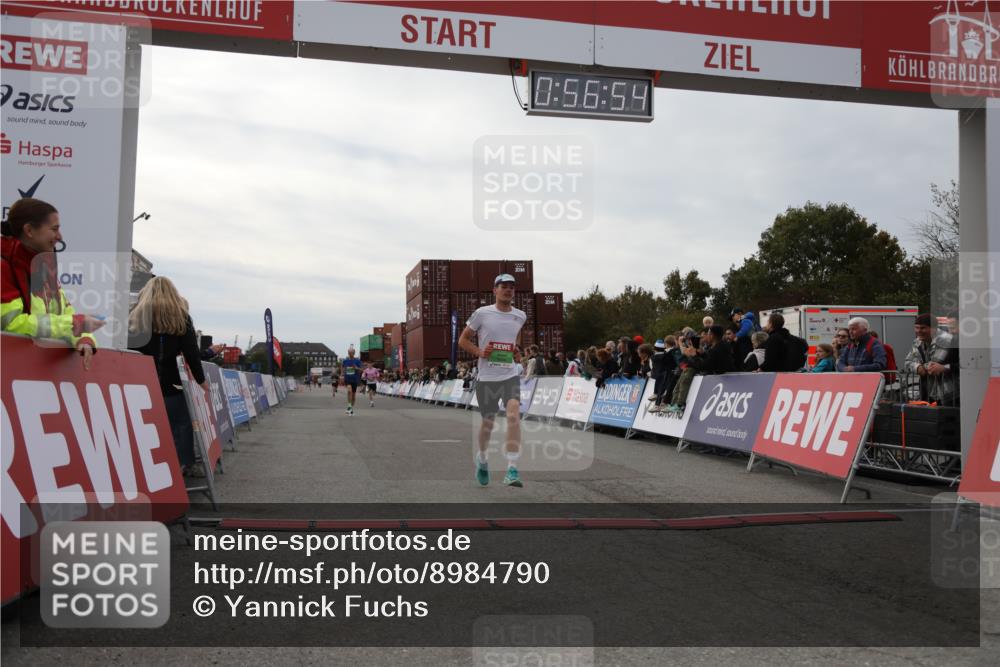 03.10.2025 - Köhlbrandbrückenlauf Yannick Fuchs http://msf.ph/oto/8984790 03.10.2025 15:56:52 Ziel 7882, 9226, 9664, 9665 meine-sportfotos.de