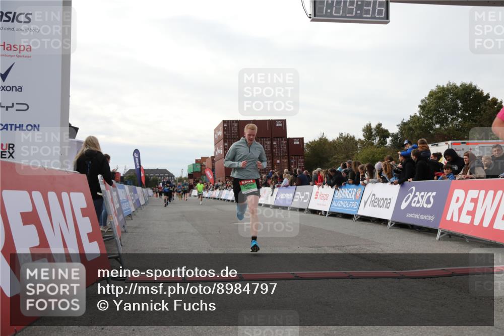 03.10.2025 - Köhlbrandbrückenlauf Yannick Fuchs http://msf.ph/oto/8984797 03.10.2025 16:09:34 Ziel 7609, 8984, 9150, 9301, 9410, 9419 meine-sportfotos.de