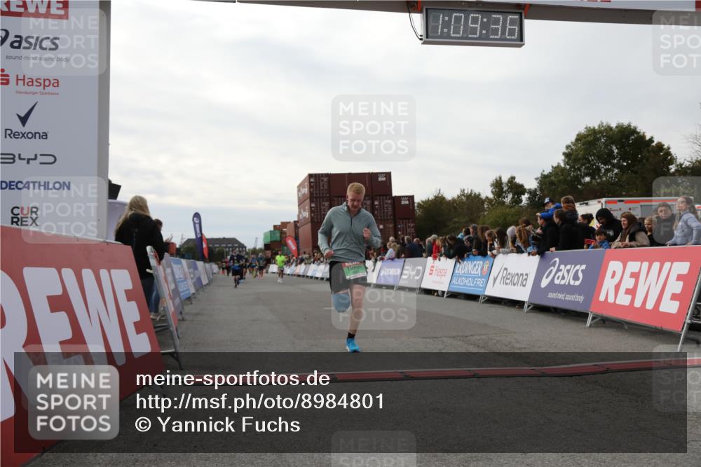 03.10.2025 - Köhlbrandbrückenlauf Yannick Fuchs http://msf.ph/oto/8984801 03.10.2025 16:09:34 Ziel 7609, 8984, 9150, 9301, 9410, 9419 meine-sportfotos.de