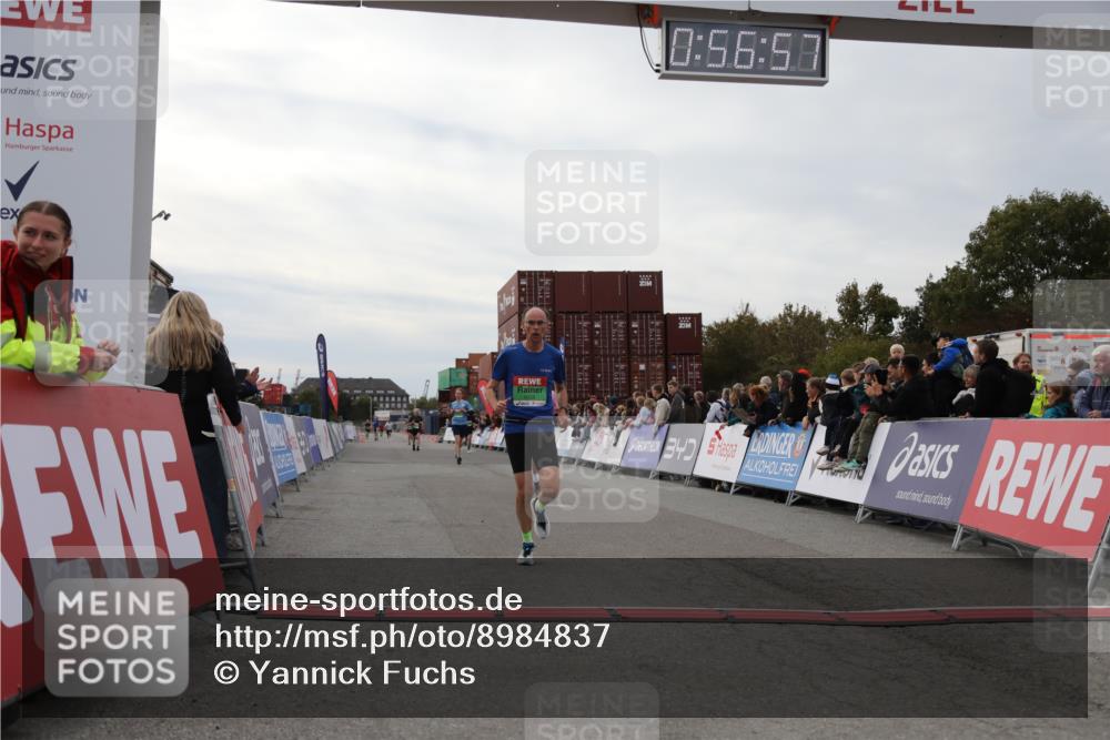 03.10.2025 - Köhlbrandbrückenlauf Yannick Fuchs http://msf.ph/oto/8984837 03.10.2025 15:56:56 Ziel 7882, 9226, 9664, 9665 meine-sportfotos.de