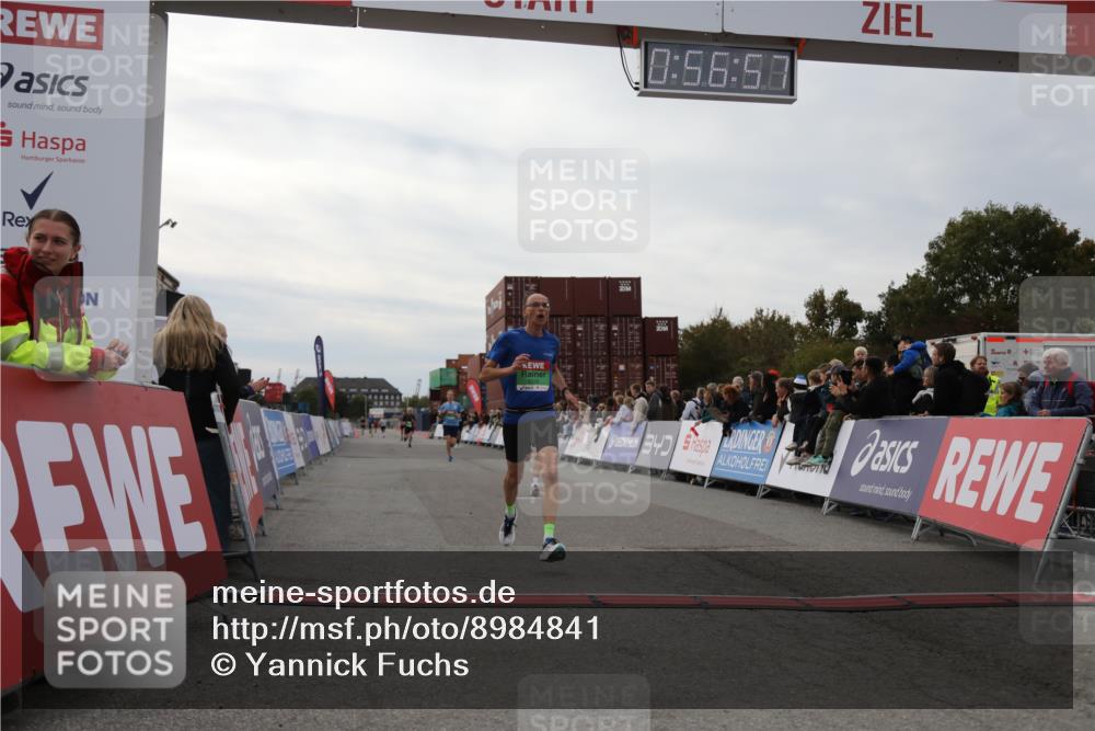 03.10.2025 - Köhlbrandbrückenlauf Yannick Fuchs http://msf.ph/oto/8984841 03.10.2025 15:56:56 Ziel 7882, 9226, 9664, 9665 meine-sportfotos.de