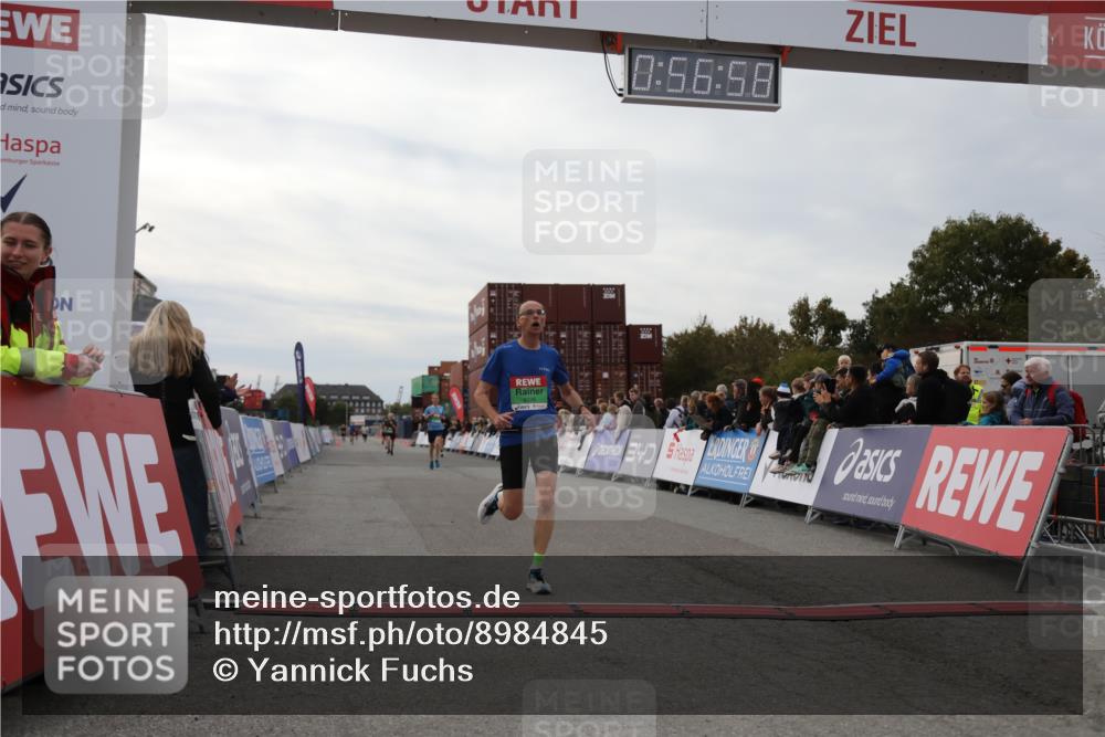03.10.2025 - Köhlbrandbrückenlauf Yannick Fuchs http://msf.ph/oto/8984845 03.10.2025 15:56:56 Ziel 7882, 9226, 9664, 9665 meine-sportfotos.de