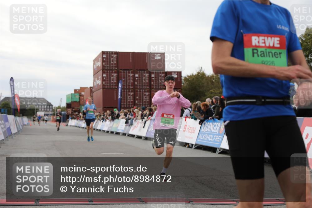 03.10.2025 - Köhlbrandbrückenlauf Yannick Fuchs http://msf.ph/oto/8984872 03.10.2025 15:56:57 Ziel 7882, 9226, 9665, 9751 meine-sportfotos.de
