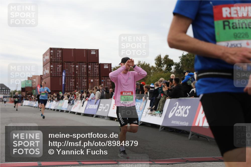 03.10.2025 - Köhlbrandbrückenlauf Yannick Fuchs http://msf.ph/oto/8984879 03.10.2025 15:56:58 Ziel 7041, 7882, 9226, 9665, 9751 meine-sportfotos.de