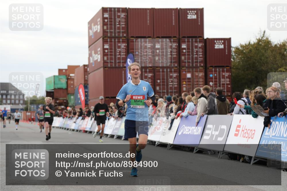 03.10.2025 - Köhlbrandbrückenlauf Yannick Fuchs http://msf.ph/oto/8984900 03.10.2025 15:56:59 Ziel 7041, 7882, 9226, 9665, 9751 meine-sportfotos.de