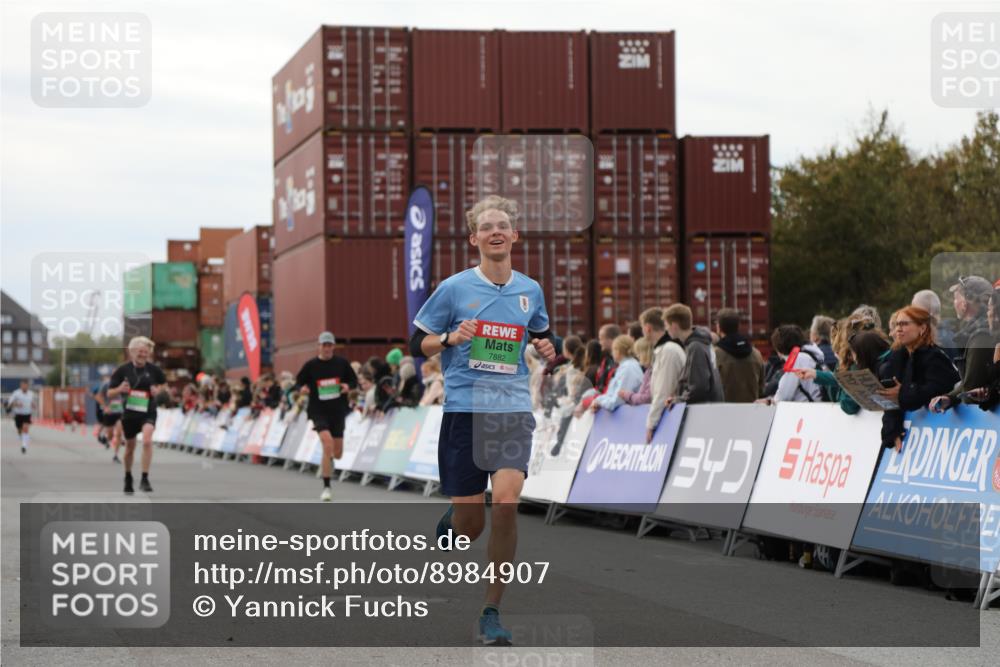 03.10.2025 - Köhlbrandbrückenlauf Yannick Fuchs http://msf.ph/oto/8984907 03.10.2025 15:57:00 Ziel 7041, 7882, 9226, 9665, 9751 meine-sportfotos.de