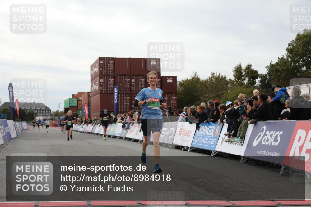03.10.2025 - Köhlbrandbrückenlauf Yannick Fuchs http://msf.ph/oto/8984918 03.10.2025 15:57:00 Ziel 7041, 7882, 9226, 9665, 9751 meine-sportfotos.de