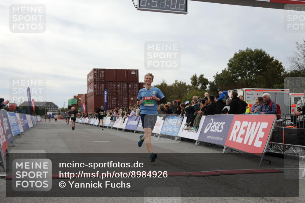 03.10.2025 - Köhlbrandbrückenlauf Yannick Fuchs http://msf.ph/oto/8984926 03.10.2025 15:57:01 Ziel 7041, 7882, 9665, 9751 meine-sportfotos.de