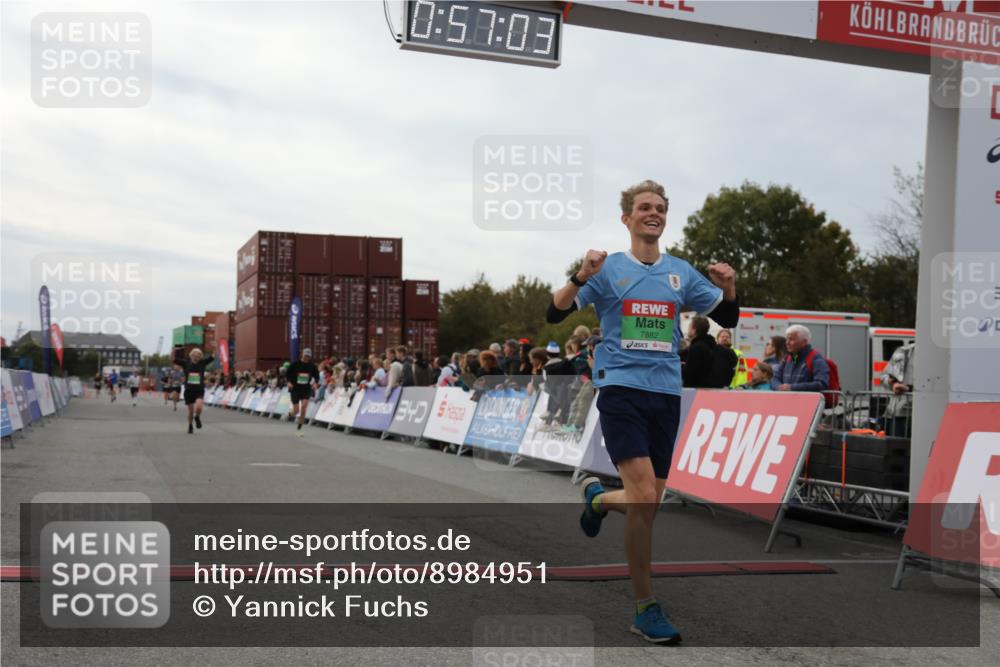 03.10.2025 - Köhlbrandbrückenlauf Yannick Fuchs http://msf.ph/oto/8984951 03.10.2025 15:57:01 Ziel 7041, 7882, 9665, 9751 meine-sportfotos.de