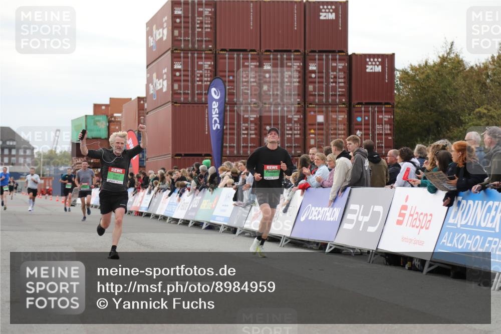 03.10.2025 - Köhlbrandbrückenlauf Yannick Fuchs http://msf.ph/oto/8984959 03.10.2025 15:57:02 Ziel 7041, 7882, 9751 meine-sportfotos.de