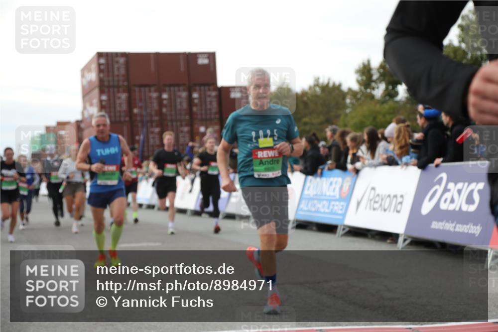 03.10.2025 - Köhlbrandbrückenlauf Yannick Fuchs http://msf.ph/oto/8984971 03.10.2025 16:09:46 Ziel 7272, 7305, 7306, 7452, 7498, 7583, 7742, 8814, 8826, 8834, 9024, 9097, 9181, 9567, 9600, 9671, 9748 meine-sportfotos.de