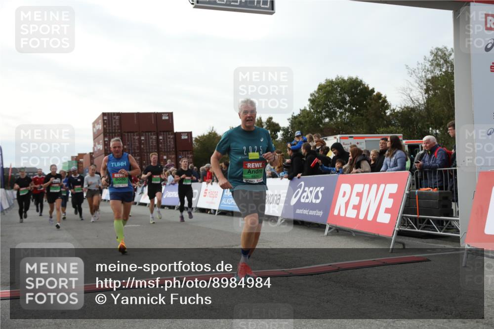 03.10.2025 - Köhlbrandbrückenlauf Yannick Fuchs http://msf.ph/oto/8984984 03.10.2025 16:09:46 Ziel 7272, 7305, 7306, 7452, 7498, 7583, 7742, 8814, 8826, 8834, 9024, 9097, 9181, 9567, 9600, 9671, 9748 meine-sportfotos.de