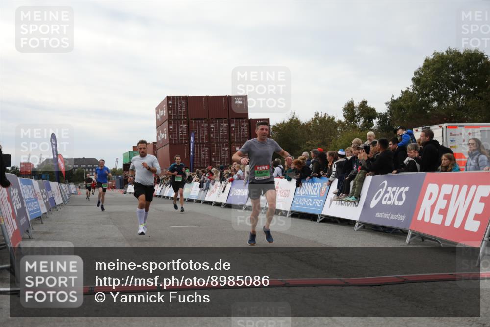 03.10.2025 - Köhlbrandbrückenlauf Yannick Fuchs http://msf.ph/oto/8985086 03.10.2025 15:57:11 Ziel 7107, 7593, 7618, 9032, 9087 meine-sportfotos.de
