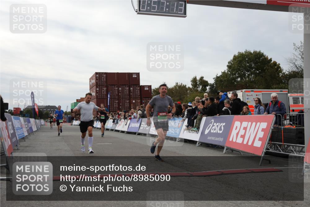 03.10.2025 - Köhlbrandbrückenlauf Yannick Fuchs http://msf.ph/oto/8985090 03.10.2025 15:57:11 Ziel 7107, 7593, 7618, 9032, 9087 meine-sportfotos.de