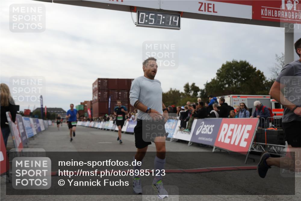 03.10.2025 - Köhlbrandbrückenlauf Yannick Fuchs http://msf.ph/oto/8985123 03.10.2025 15:57:12 Ziel 7107, 7593, 7618, 9032, 9087 meine-sportfotos.de