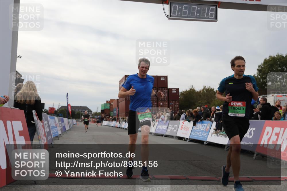 03.10.2025 - Köhlbrandbrückenlauf Yannick Fuchs http://msf.ph/oto/8985156 03.10.2025 15:57:15 Ziel 7107, 7593, 7618, 9032, 9087 meine-sportfotos.de