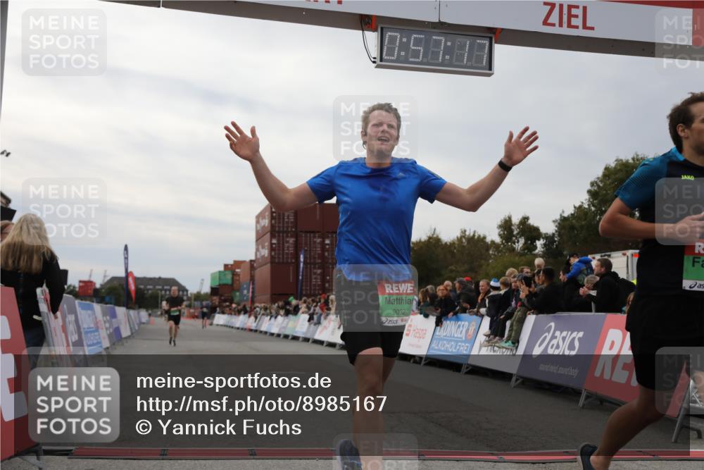 03.10.2025 - Köhlbrandbrückenlauf Yannick Fuchs http://msf.ph/oto/8985167 03.10.2025 15:57:15 Ziel 7107, 7593, 7618, 9032, 9087 meine-sportfotos.de