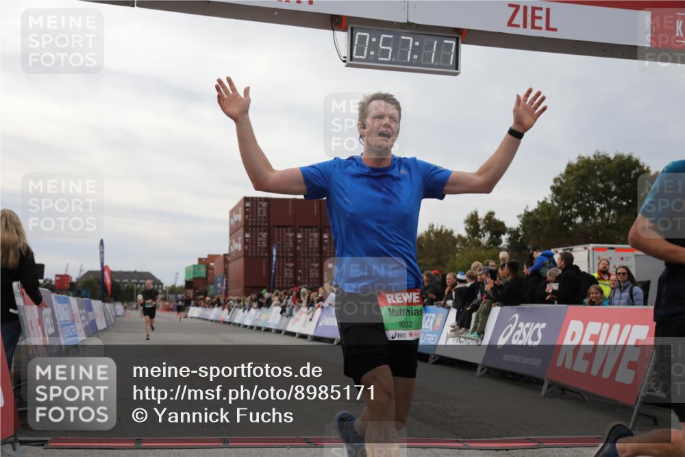 03.10.2025 - Köhlbrandbrückenlauf Yannick Fuchs http://msf.ph/oto/8985171 03.10.2025 15:57:15 Ziel 7107, 7593, 7618, 9032, 9087 meine-sportfotos.de